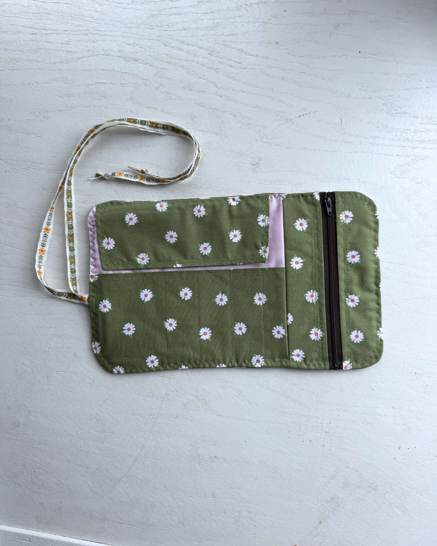 Daisies Crochet Hook Roll-up Case